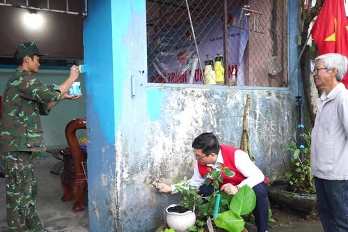 Chung tay sơn mới mái ấm cho hộ khó khăn đón Tết