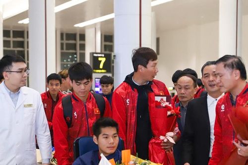 Trung vệ Nguyễn Hiểu Minh cân nhắc thời điểm phẫu thuật dây chằng gối