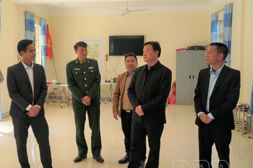 Đoàn kiểm tra số 6 của Ủy ban bầu cử tỉnh kiểm tra tại xã Mường Pồn, Mường Tùng