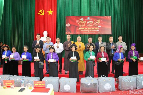 Tặng hơn 700 suất quà cho gia đình hoàn cảnh khó khăn xã Mường Ảng, Búng Lao