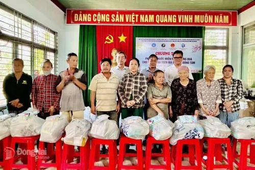 Sở Y tế Đồng Nai tặng 100 phần quà và 100 túi thuốc gia đình cho người dân khó khăn