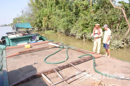 Công an Đồng Tháp tạm giữ 5 phương tiện thủy chở cát không rõ nguồn gốc