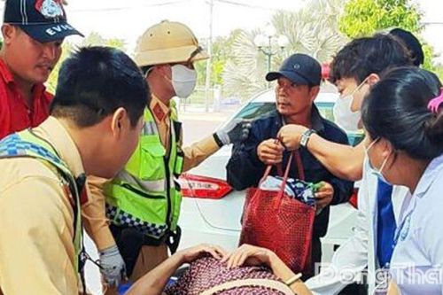 Cảnh sát giao thông kịp thời hỗ trợ đưa bệnh nhân tai biến đi cấp cứu