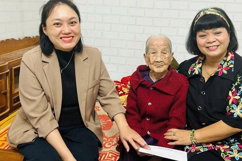 Gia Lai: Trao quà Tết và tiền phụng dưỡng Mẹ Việt Nam anh hùng