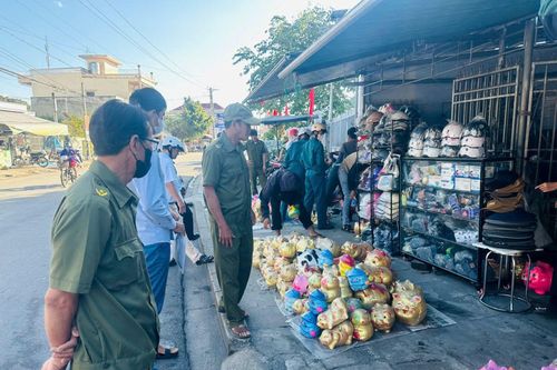 Xã Vạn Thắng ra quân kiểm tra, xử lý các trường hợp lấn chiếm lòng, lề đường để buôn bán