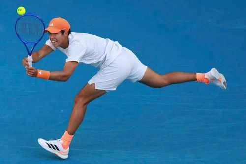 Australian Open: Tay vợt người Mỹ gốc Việt lần thứ hai loại cựu số một thế giới Medvedev