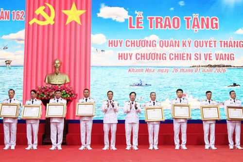 Lữ đoàn 162 trao tặng Huy chương Quân kỳ Quyết thắng, Huy chương Chiến sĩ vẻ vang cho quân nhân