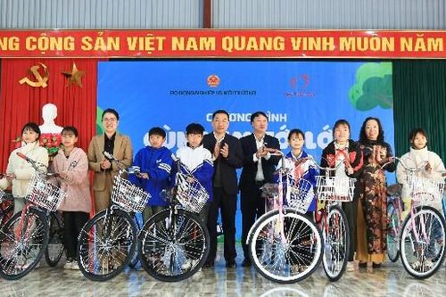 Trao tặng 100 chiếc xe đạp cho các em học sinh