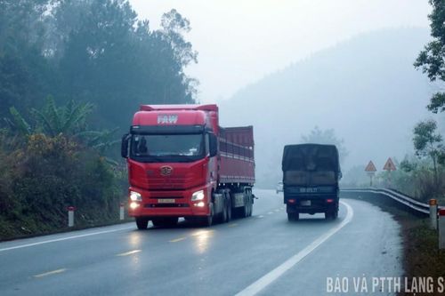 Cảnh báo nguy hiểm khi lái xe dưới trời sương mù, mưa phùn