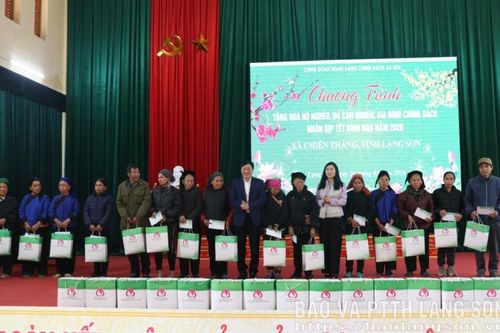 Tặng 100 suất quà tết cho hộ nghèo, hộ cận nghèo, gia đình chính sách tại xã Chiến Thắng