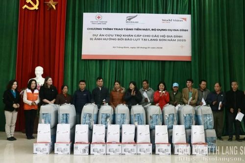 Trao quà hỗ trợ cho 339 hộ dân bị thiệt hại do mưa bão tại xã Tràng Định
