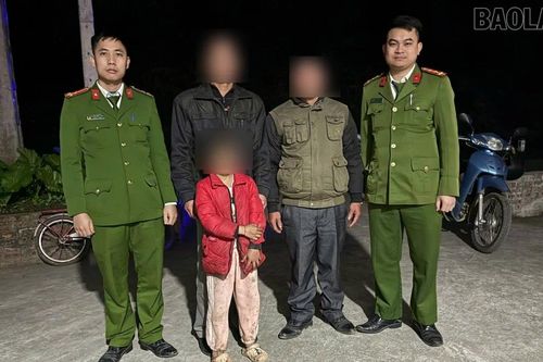 Công an xã Bảo Yên nhanh chóng giúp đỡ cháu bé đi lạc về với gia đình