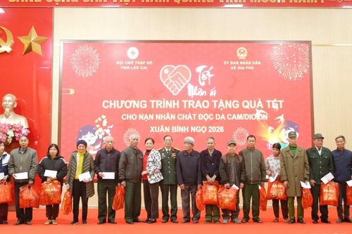 Tặng quà Tết cho nạn nhân chất độc da cam trên địa bàn xã Gia Phú