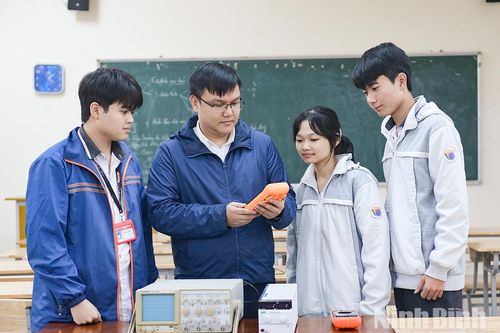 Sức bật mới từ đội tuyển Vật lý Trường THPT Chuyên Lê Hồng Phong