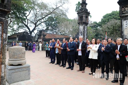 Đoàn đại biểu lãnh đạo tỉnh Ninh Bình và Cà Mau dâng hương tại Khu Di tích quốc gia đặc biệt Cố đô Hoa Lư; tham quan, chiêm bái chùa Bái Đính