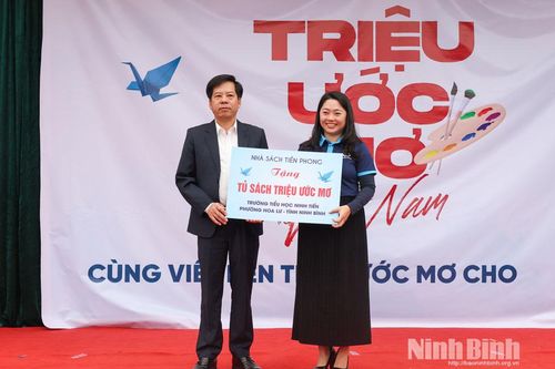 Chương trình 'Triệu ước mơ Việt Nam' trao tặng sách, quà cho học sinh Trường Tiểu học Ninh Tiến