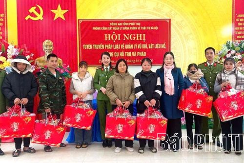 Phòng Cảnh sát Quản lý hành chính về trật tự xã hội tặng quà các gia đình khó khăn