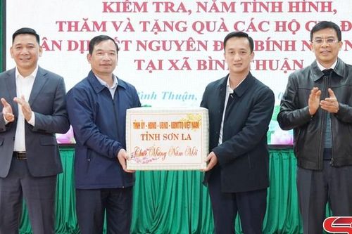 Đồng chí Giám đốc Sở Xây dựng nắm tình hình tại một số địa phương