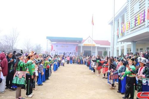 Vui Ngày hội văn hóa dân tộc Mông Xím Vàng