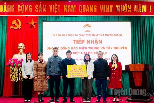 Xã Bình Ca ủng hộ đồng bào miền Trung, Tây Nguyên khắc phục hậu quả bão lũ