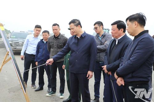 Chủ tịch UBND tỉnh Vương Quốc Tuấn kiểm tra các dự án hạ tầng giao thông