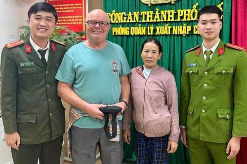 Kịp thời trao trả túi xách đánh rơi cho du khách người Anh