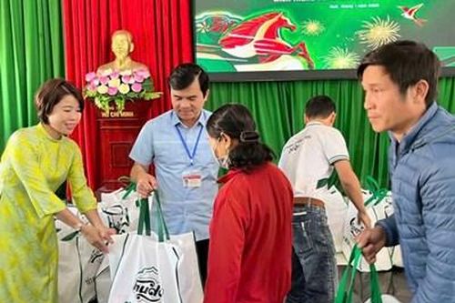 Sẻ chia Tết ấm đến người dân Kim Trà
