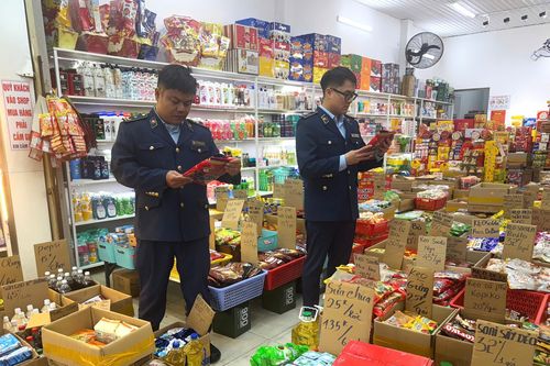 Quản lý thị trường Đà Nẵng: Phát hiện, xử lý nhiều cơ sở kinh doanh bánh kẹo không rõ nguồn gốc dịp cận Tết