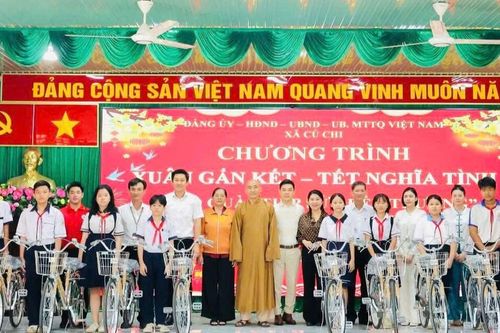 Câu lạc bộ Hạnh Nguyện tặng 20 xe đạp cho học sinh và 200 phần quà đến hộ nghèo tại TP.HCM