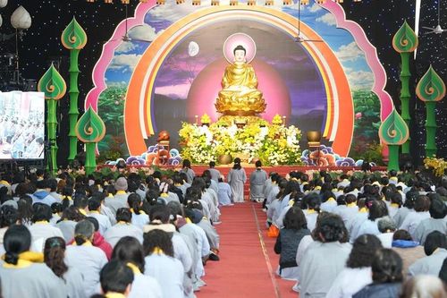 Hà Nội: Gần 4.000 Phật tử Đạo tràng Pháp Hoa miền Bắc về chùa Bằng dự khóa tu kỷ niệm Phật thành đạo