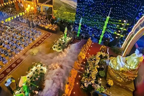 Hà Nội: Đêm hoa đăng kính mừng Đức Phật thành đạo tại chùa Bằng
