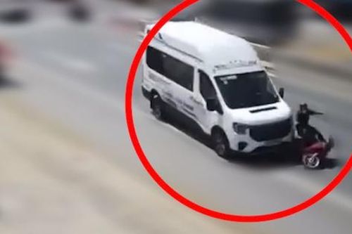 Xe máy bị ô tô 16 chỗ tông khi sang đường