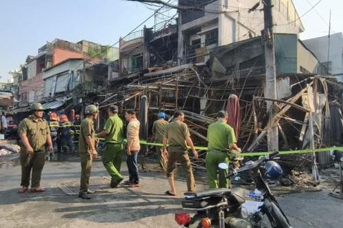 Cháy quanh chợ Nhị Thiên Đường, Cảnh sát điều 10 xe hỏa tốc trong đêm