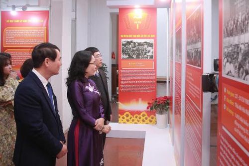Triển lãm 800 tư liệu về Đảng Cộng sản Việt Nam qua các kỳ Đại hội
