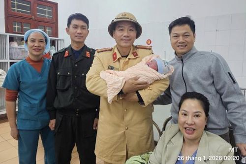 CSGT đưa sản phụ chuyển dạ trên cao tốc đi cấp cứu