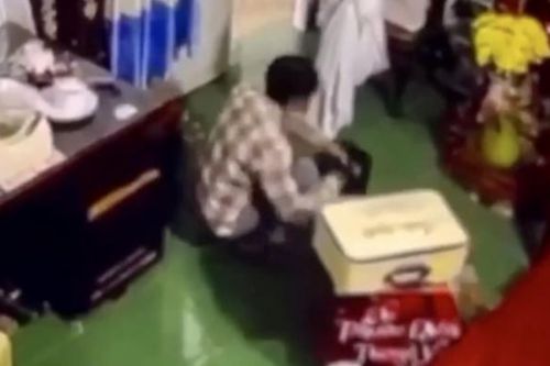Cuỗm cả trăm triệu tiền mừng cưới, đi mua vàng tặng bạn gái