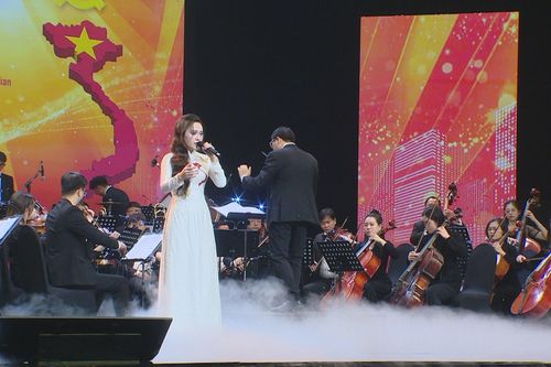 'Tổ quốc trong ánh mặt trời': Dòng chảy lịch sử, khát vọng
