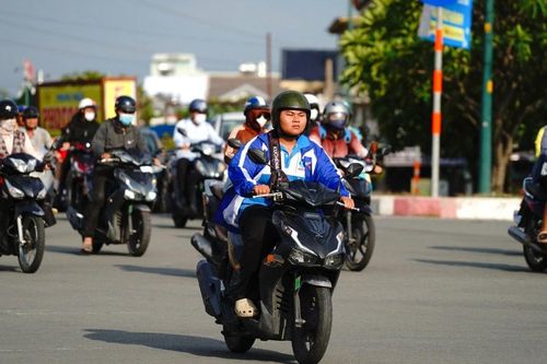 Người tiêu dùng Việt giảm mua xe máy xăng