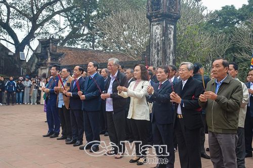 Đoàn cán bộ tỉnh Cà Mau dâng hương tại Di tích Cố đô Hoa Lư