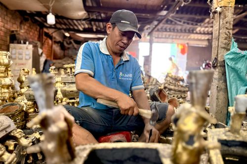Làng nghề lư đồng TP.HCM tất bật dịp cận Tết