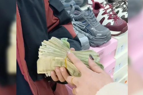 Xúc động cậu bé lớp 5 nhịn tiêu vặt 6 tháng để mua quà sinh nhật mẹ