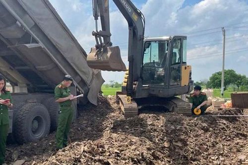 Chôn lấp chất thải xây dựng trái phép, hai người đàn ông bị khởi tố