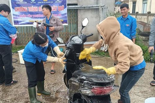 Rửa xe gây quỹ Tết cho trẻ em có hoàn cảnh khó khăn ở Hà Tĩnh