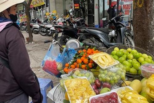 Những gánh hàng rong nặng trĩu nỗi lo mưu sinh những ngày giáp Tết