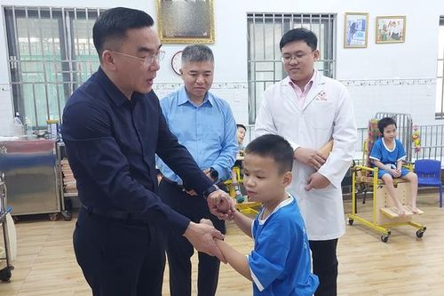 Công đoàn Y tế Việt Nam thăm, động viên cán bộ Trung tâm điều dưỡng, phục hồi chức năng, trợ giúp trẻ em và hỗ trợ người khuyết tật
