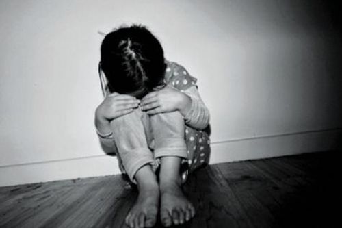 Nhờ bé gái hàng xóm đấm lưng, gã đàn ông U60 nhiều lần xâm hại
