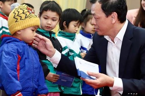 Đoàn công tác Bộ Y tế thăm, tặng quà các cơ sở y tế và trẻ em có hoàn cảnh khó khăn ở Tuyên Quang