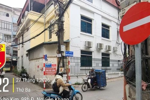 Nhiều phương tiện cố tình đi ngược chiều bất chấp biển cấm