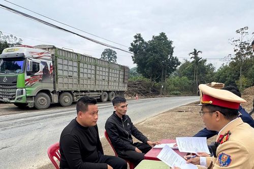 Lào Cai: Phát hiện 2 xe ô tô tải vận chuyển hơn 70 tấn đá không rõ nguồn gốc