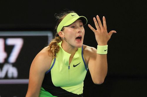'Búp bê' tennis số 1 Nga bị chỉ trích vì phạm 'luật bất thành văn'